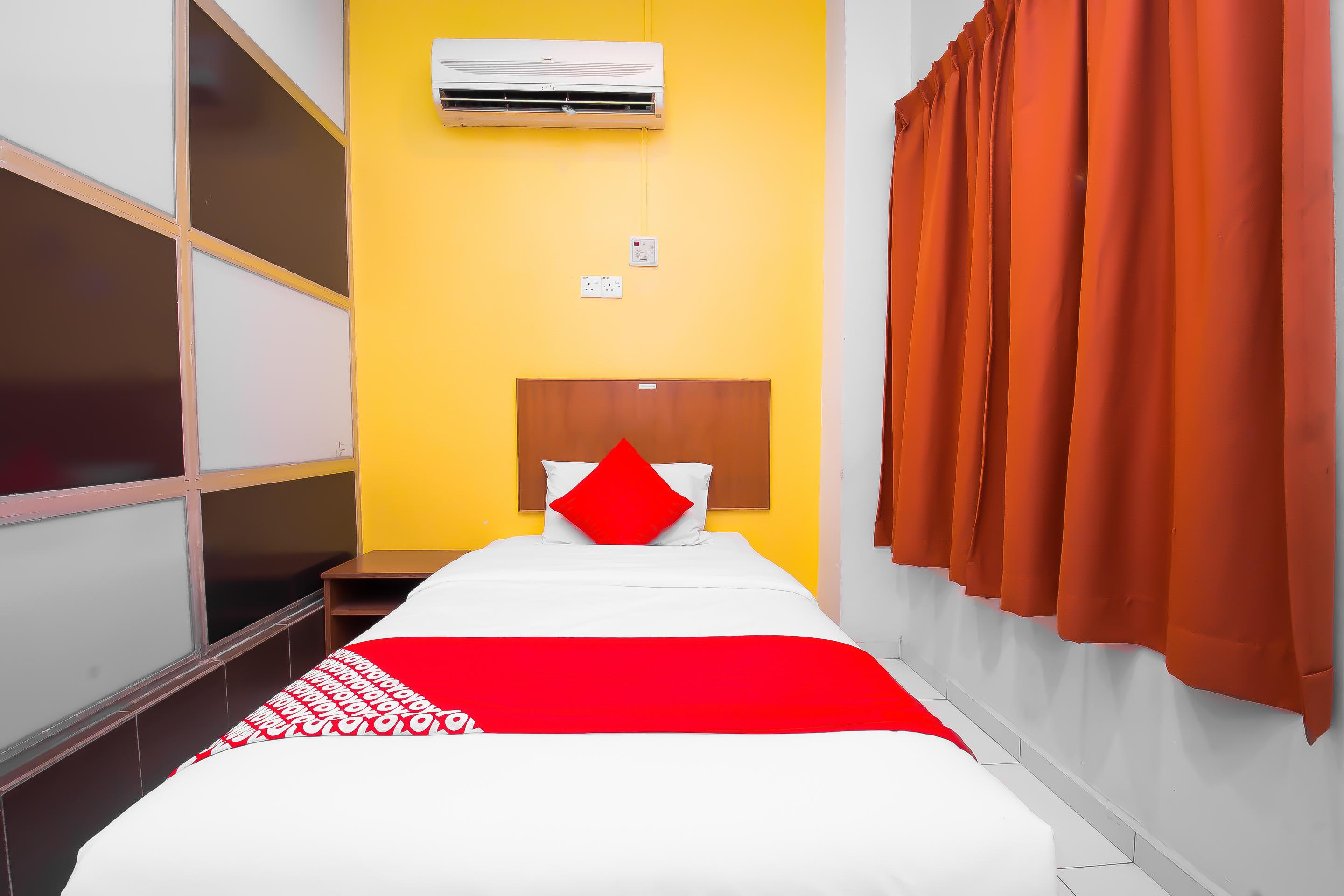OYO 582 Hotel Walk Inn Kampong Pasir Puteh  Buitenkant foto