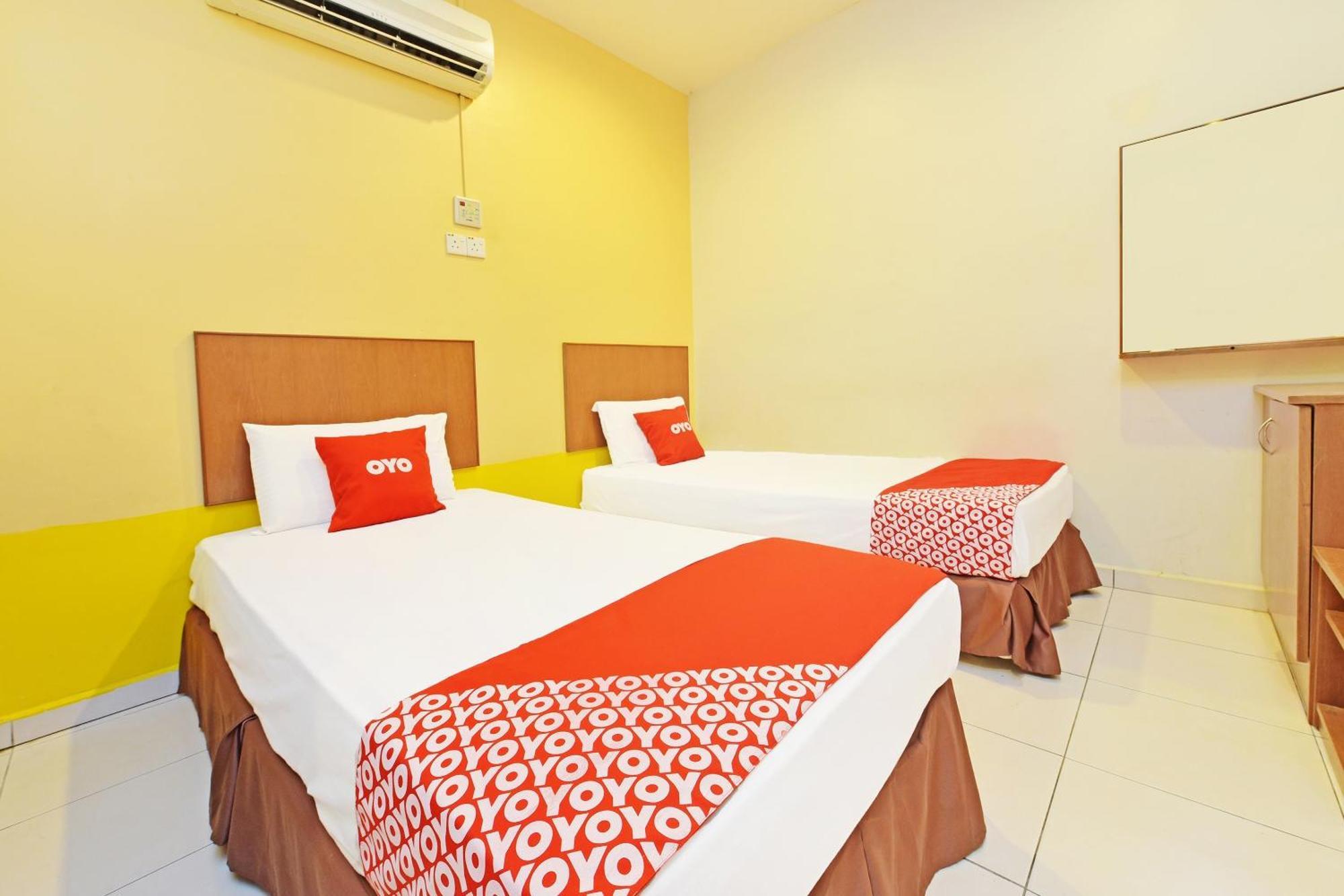 OYO 582 Hotel Walk Inn Kampong Pasir Puteh  Buitenkant foto