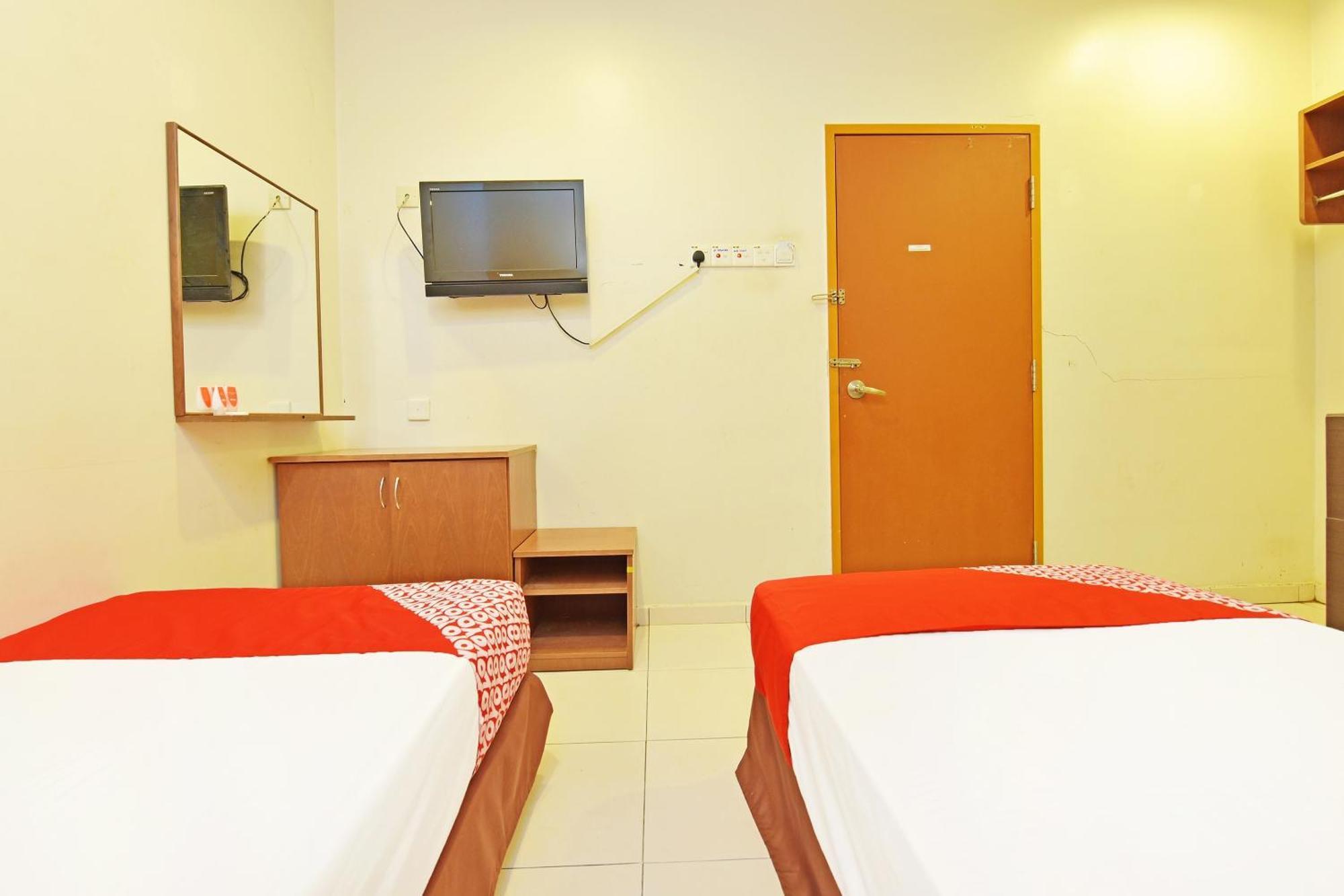 OYO 582 Hotel Walk Inn Kampong Pasir Puteh  Buitenkant foto