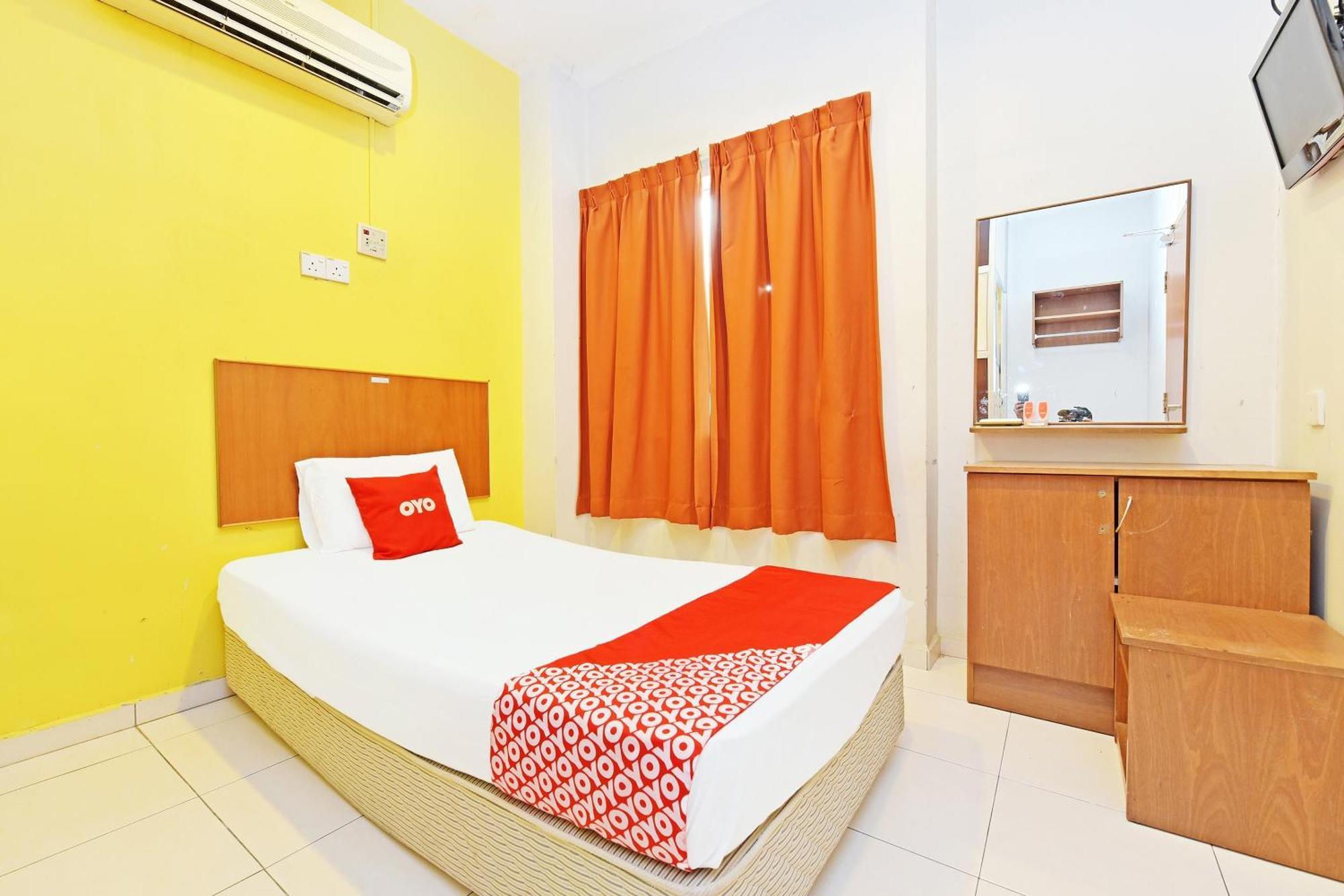 OYO 582 Hotel Walk Inn Kampong Pasir Puteh  Buitenkant foto