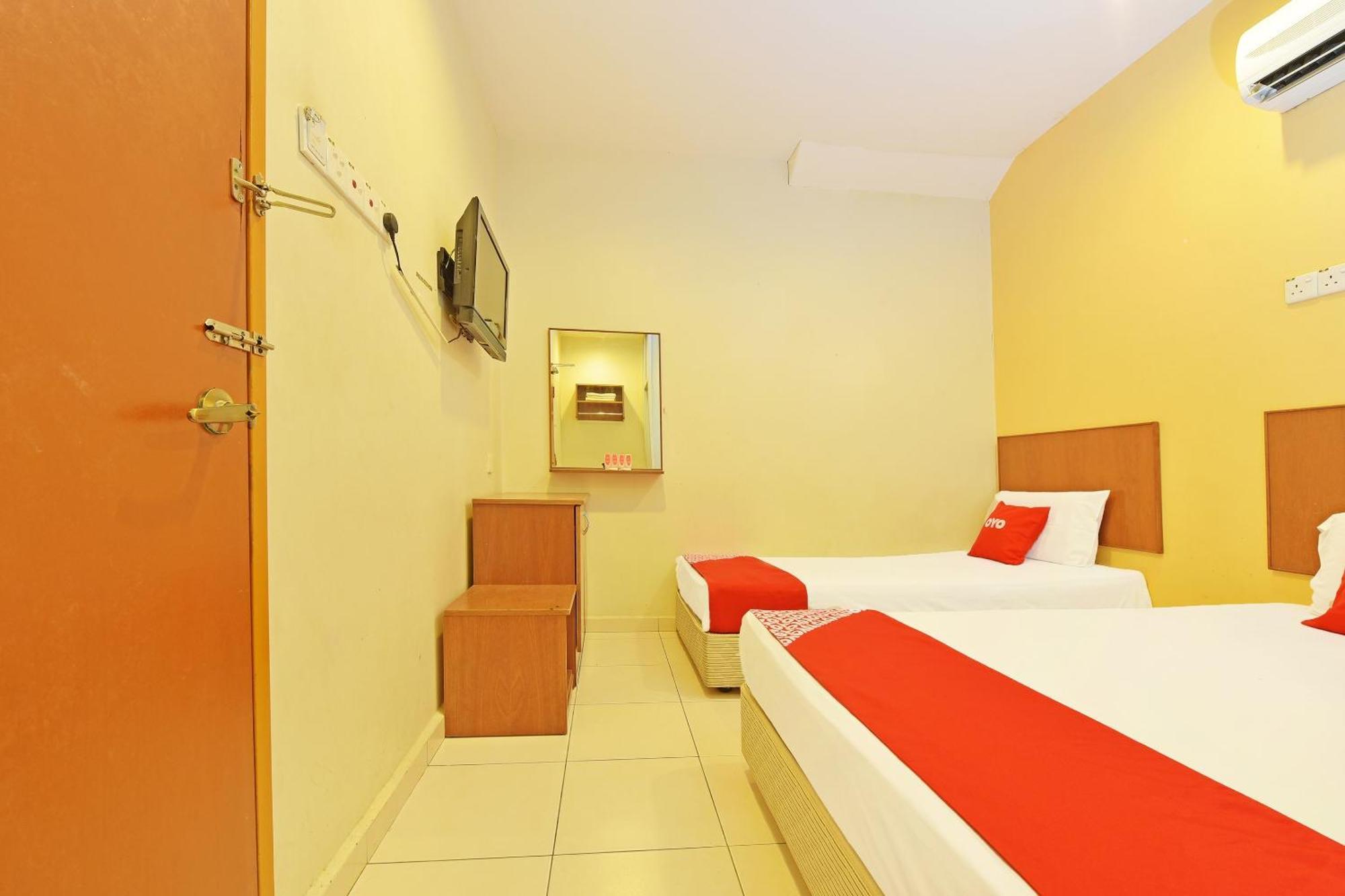 OYO 582 Hotel Walk Inn Kampong Pasir Puteh  Buitenkant foto