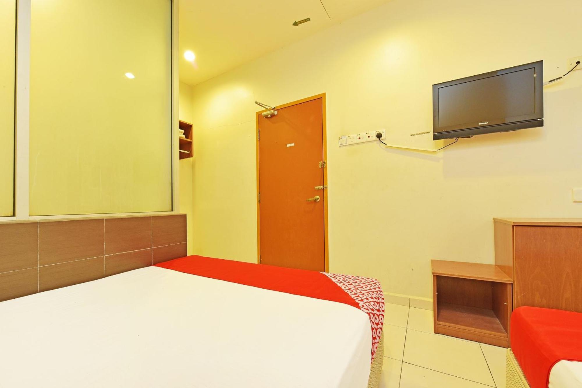 OYO 582 Hotel Walk Inn Kampong Pasir Puteh  Buitenkant foto