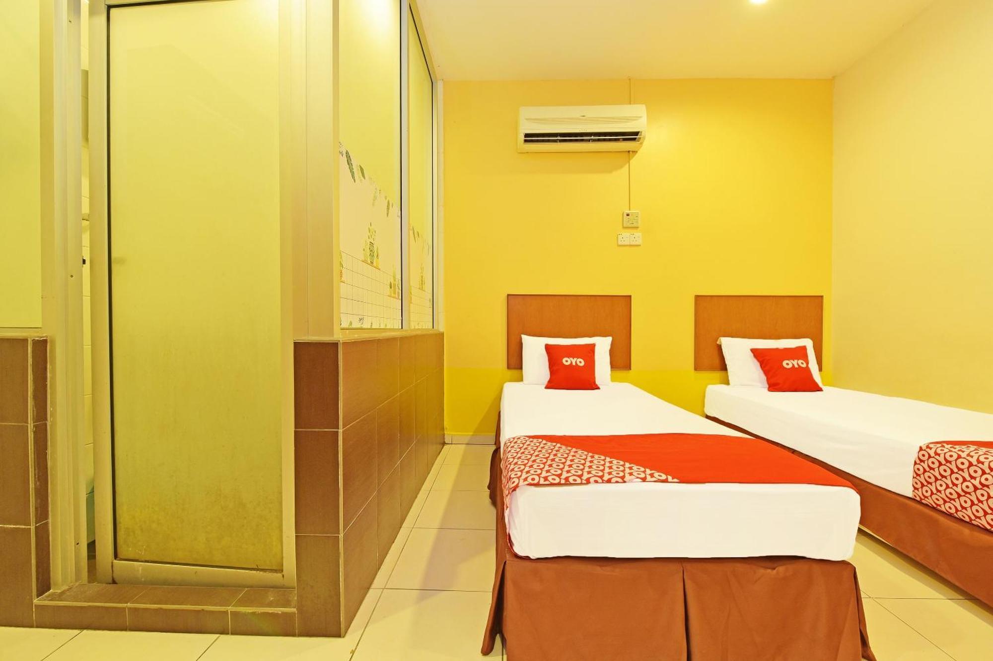 OYO 582 Hotel Walk Inn Kampong Pasir Puteh  Buitenkant foto